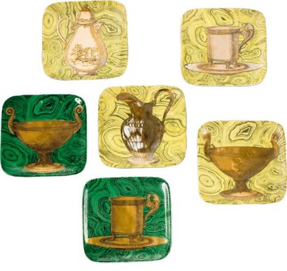 Piero Fornasetti (1913-1988) Six assiettes de forme carrée en porcelaine. Modèle...