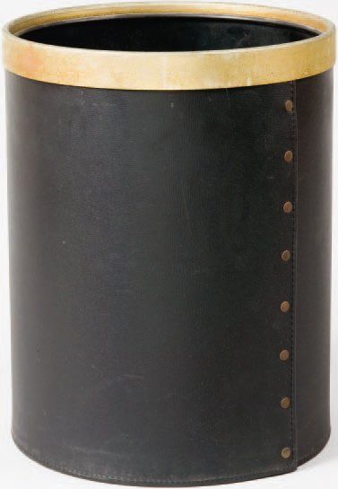 JACQUES ADNET - vers 1965 Corbeille en simili cuir noir de forme cylindrique cerclé...