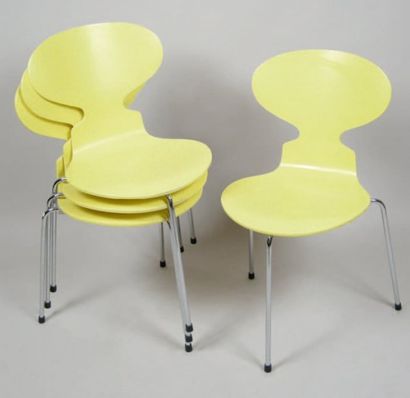 Arne JACOBSEN (1902-1971) Suite de quatre chaises modeles fourmi a assise et dossier...