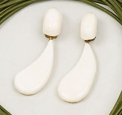 null Paire de pendants d'oreilles "gouttes" en ivoire. (Fentes)