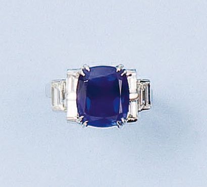 null Bague en or gris ornée d'un saphir coussin pesant 6,27 cts épaulé de six diamants...