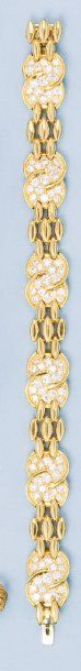 null VAN CLEEF & ARPELS - Bracelet articulé en or jaune orné de six motifs pavés...