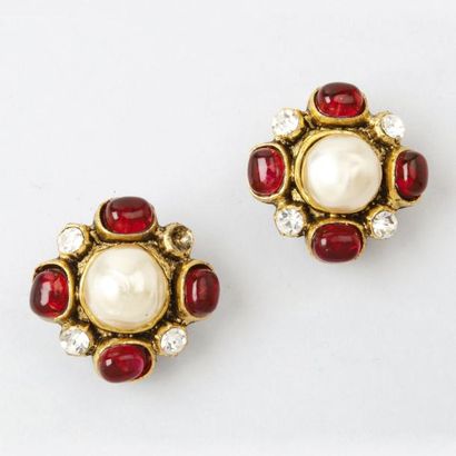 CHANEL circa 1964 / 1970 Paire de clips d'oreilles en métal doré orné de pattes de...