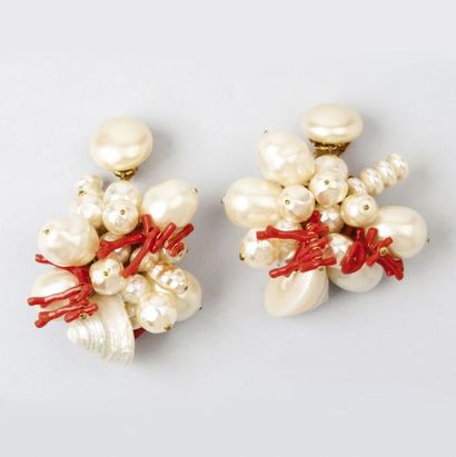 Yves SAINT LAURENT haute-couture circa 1985 Paire de boucles d'oreilles composée...