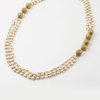 ANONYME Sautoir trois rangs de perles blanche orné de perles dorées gravées repe...