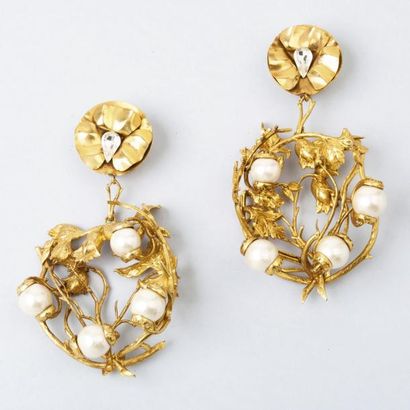 ANONYME Pendants d'oreilles en métal doré figurant un motif floral serti d'un strass...