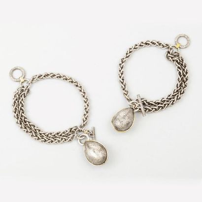 ROCHAS circa 1980 Ensemble de deux bracelets en métal chromé composé de trois rangs...