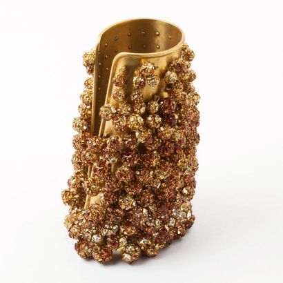 ANONYME Bracelet manchette ouvert de 15 cm en métal doré recouvert de perles faites...