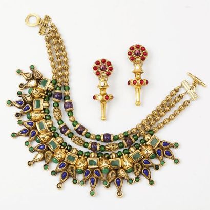 Claire DEVE Circa 1985 Collier composé de perles repercées en métal doré, de perles...