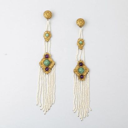 ANONYME Paire de très long pendants d'oreilles en résine peinte doré orné de perles...