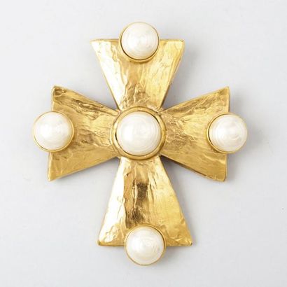 Yves SAINT LAURENT circa 1980 Magnifique croix en métal doré gravé orné de demi perles...