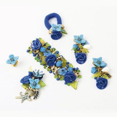 KALINGER Importante parure à motif florale en composite dans les tons bleu, turquoise,...