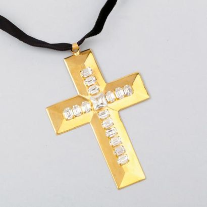 Christian LACROIX circa 1990 Pendentif croix en métal doré orné de strass calibrés...