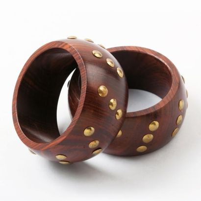 ANONYME Ensemble de deux bracelets manchettes en bois brun rehaussé de clous dorés...