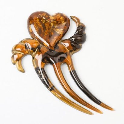 Isabelle CANOVAS (attribué à) Peigne en lucite de couleur ambre, noir orné d'un coeur...