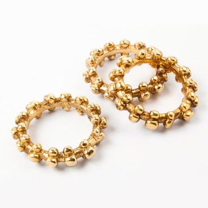 ANONYME Ensemble de trois bracelets manchettes en métal doré à décor de vertébrés...
