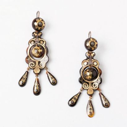Fin XIXème siècle Paire de pendants d'oreilles en écaille brune ornés d'application...
