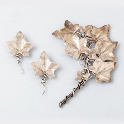 ANONYME Broche et clip d'oreilles en métal argenté figurant des feuilles de lier...