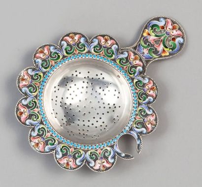 null Passoire à thé polylobée en argent et émaux cloisonnés polychromes à décor floral....