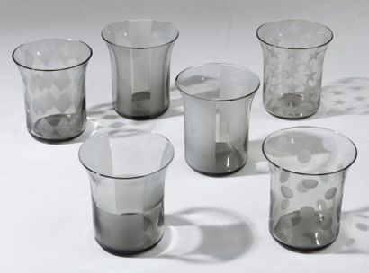 HERMES Paris Ensemble de six timbales "Casaques" en verre fumé, chacune arborant...