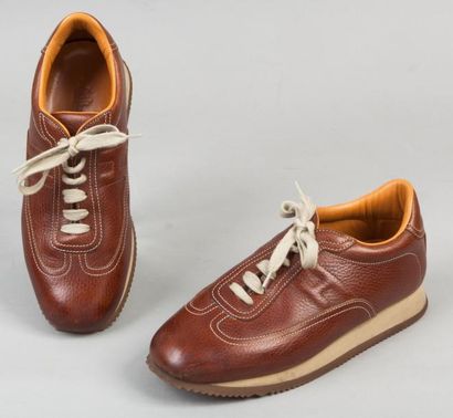 HERMES Paris made in Italy Paire de "Quick" en cuir grené marron à surpiqûres blanches,...