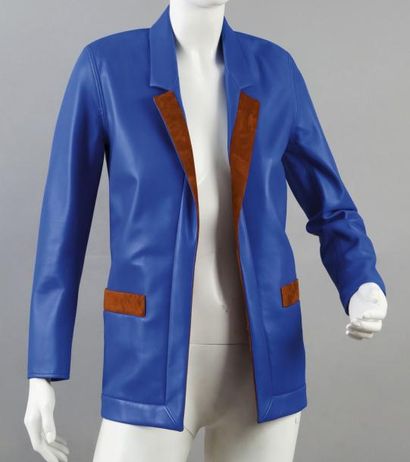 HERMES Paris Blazer en cuir bleu électrique, col châle cranté dont une partie en...