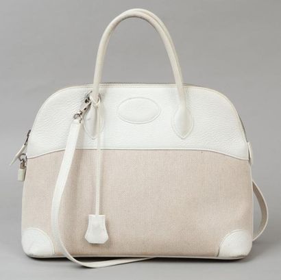 HERMÈS Paris made in France Sac "Bolide" 35cm en toile et cuir grené blanc, fermeture...