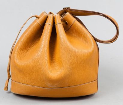 HERMÈS Paris made in France Sac "Market "27cm" en cuir grené gold à surpiqûres blanches,...