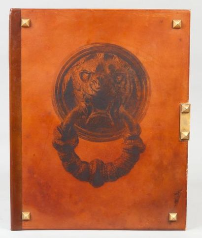 HERMES Paris Porte-folio en cuir camel et cuir grené marron frappé d'un motif figurant...