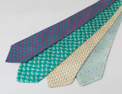 HERMÈS Paris made in France Lot comprenant quatre cravates en soie imprimée. Bon...