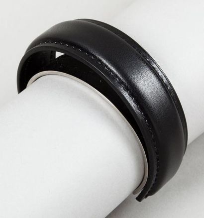 HERMES Paris Bracelet jonc ouvrant "Équateur" grand modèle en palladium et cuir noir....