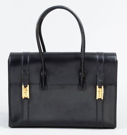 HERMÈS Paris made in France Sac "Drag" 30cm en cuir noir, attaches plaqué or figurant...