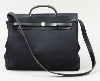 HERMÈS Paris made in France Sac "Herbag" 38 cm en toile et cuir noir, fermeture patte...