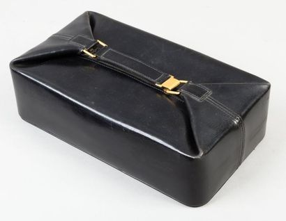 HERMES Paris Trousse de toilette en box noir, intérieur doublé de nylon rouge, fermeture...