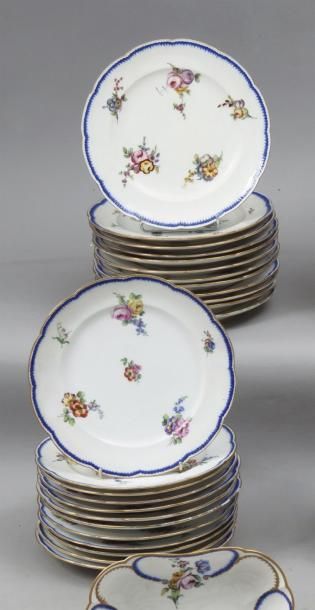 SÈVRES Suite de vingt-quatre assiettes chantournées en porcelaine à décor de fleurettes...
