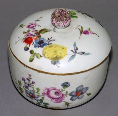 MEISSEN Sucrier couvert en porcelaine à décor de fleurettes polychromes, la prise...