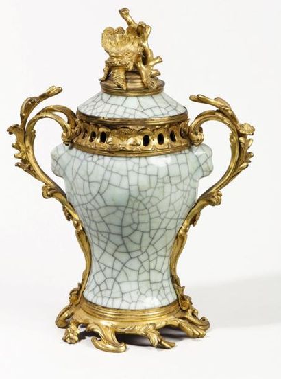 null Vase pot pourri de forme balustre en porcelaine craquelée céladon de la Chine,...