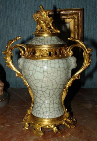 null Vase pot pourri de forme balustre en porcelaine craquelée céladon de la Chine,...
