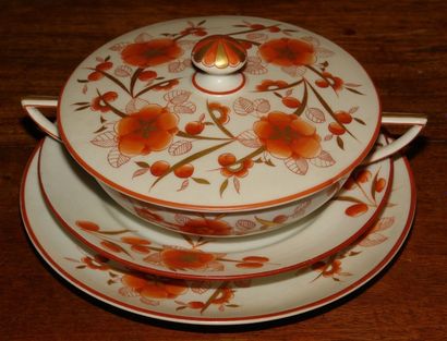 BAYEUX Bouillon couvert, presentoir et soucoupe en porcelaine à décor floral abricot...