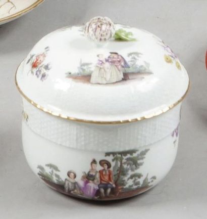 SAMSON Sucrier couvert en porcelaine à décor de personnages et fleurettes polychromes....