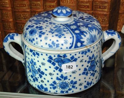 null Pot couvert à deux anses en faïence à décor floral en camaïeu bleu. XVIIIème...