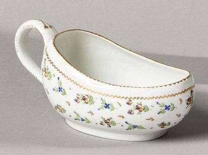LOCRE Bourdaloue en porcelaine à décor de fleurettes polychromes et motifs dorés....