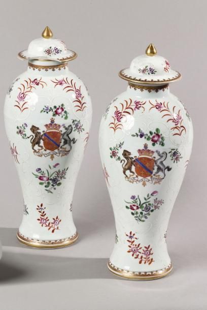 SAMSON Paire de vases couverts, de forme balustre, en porcelaine à décor polychrome...