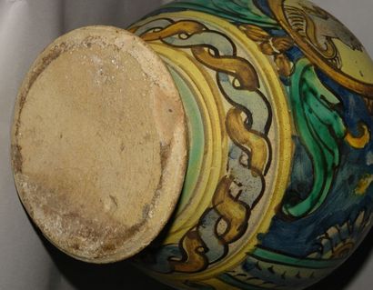 SICILE Vase pansu sur piédouche en terre cuite émaillée polychrome à décor de fleurs...