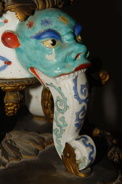 null Paire de coupes, le piètement en porcelaine polychrome de style Kakiemon en...