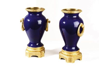null Paire de vases de forme balustre en porcelaine gros bleu dans le goût de Sèvres...