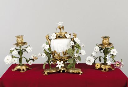 null Garniture en bronze doré, tôle laquée et porcelaine, à décor de fleurs, comprenant:...
