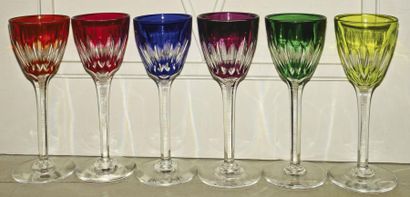 BACCARAT Suite de 6 verres à vin du Rhin en cristal taillé partiellement teinté,...