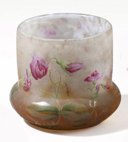 DAUM Nancy Vase bas de forme cylindrique à base aplatie en verre givré blanc nuagé...