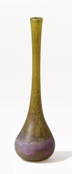 DAUM Vase de forme étirée en verre marmoréen vert nuancé. Haut. 15,4 cm